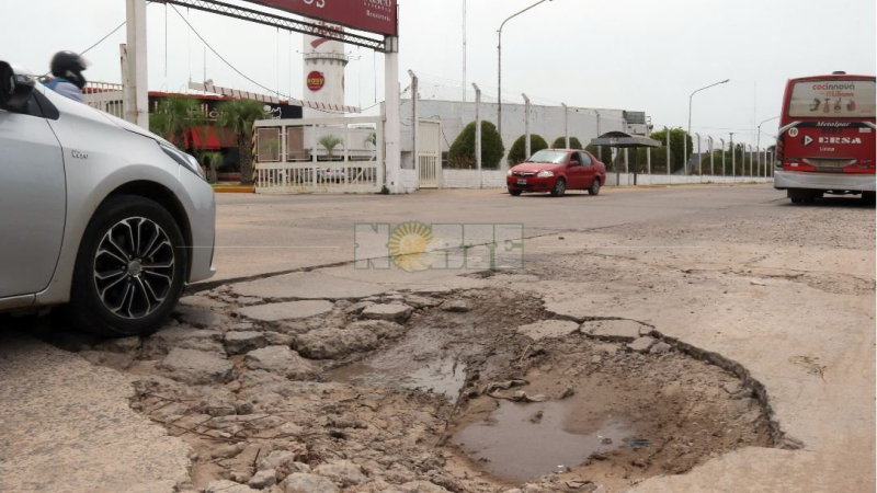 Baches históricos en Resistencia: un peligro para vehículos y peatones