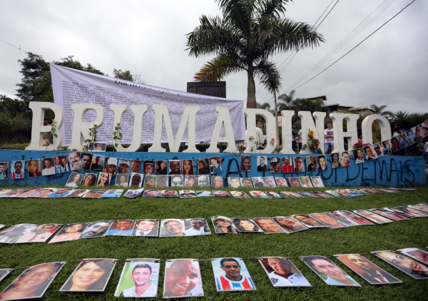 Representantes de pueblos indígenas expulsados de la región por la catástrofe causada por la minera también conmemoraron el aniversario.