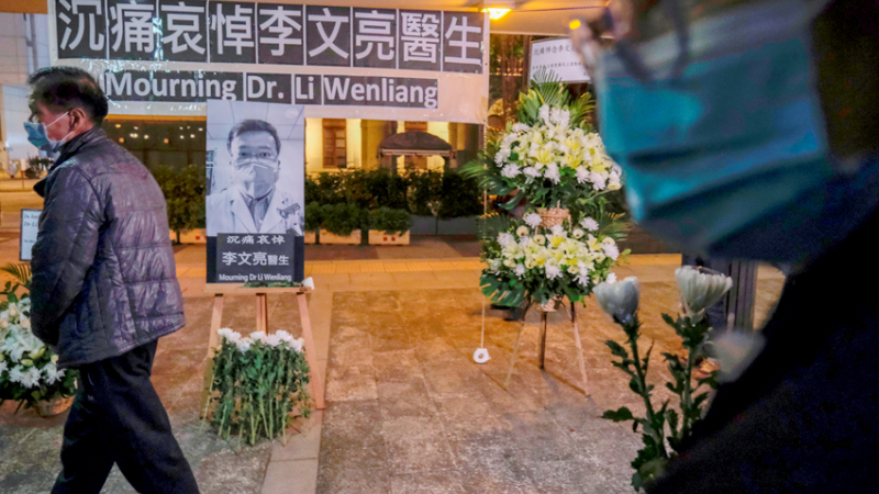 La muerte del médico que alertó del coronavirus conmociona a China