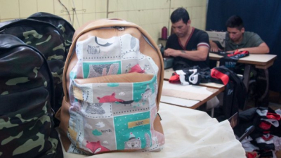 Presos donaron mochilas hechas por ellos mismos para niños de sectores vulnerables