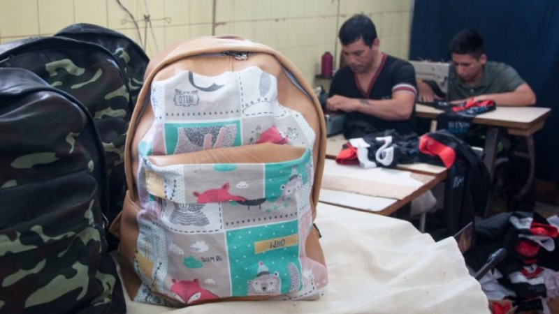 Presos donaron mochilas hechas por ellos mismos para niños de sectores vulnerables