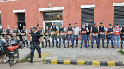 La solidaridad se hace ver: asisten con alimentos a policías en la calle