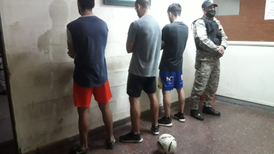 Jugadores de Sarmiento demorados por jugar al fútbol en la vereda