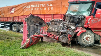 Violento choque entre dos camiones en el cruce de rutas 6 y 95