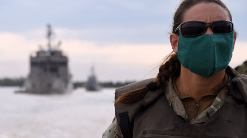 La primera oficial de la Infantería de Marina en dirigir la unidad de botes que asistió a isleños