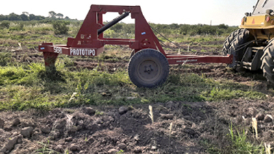 Fabrican un destroncador de aromos, los arbustos enemigos del productor