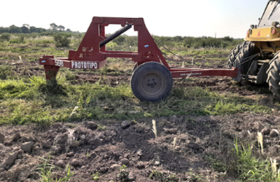 Fabrican un destroncador de aromos, los arbustos enemigos del productor