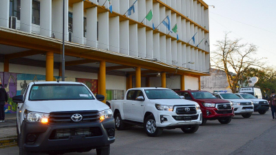Barranqueras recibió cuatro camionetas para diversas áreas de la comuna