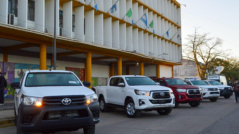 Barranqueras recibió cuatro camionetas para diversas áreas de la comuna