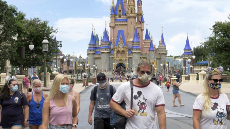 Disney World reabre con uso obligatorio de mascarillas y con Mickey a distancia