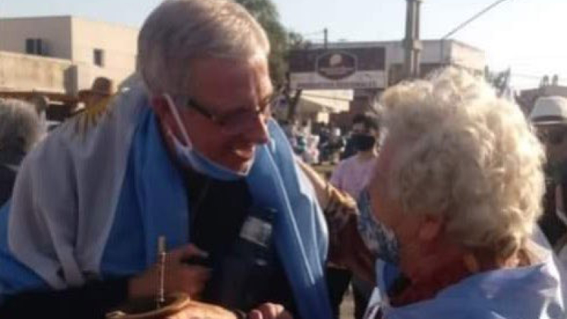 Dionisio Scarpín marchó contra la cuarentena y tiene coronavirus