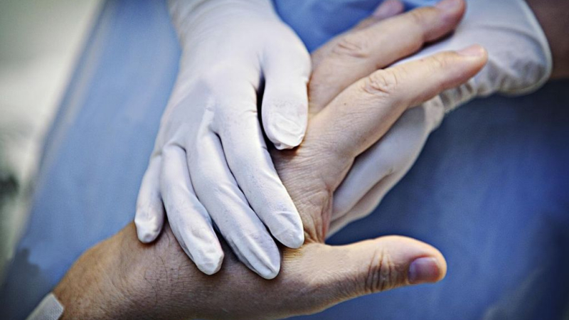 En plena pandemia, varias provincias aplican protocolos para acompañamiento a familiares en agonía