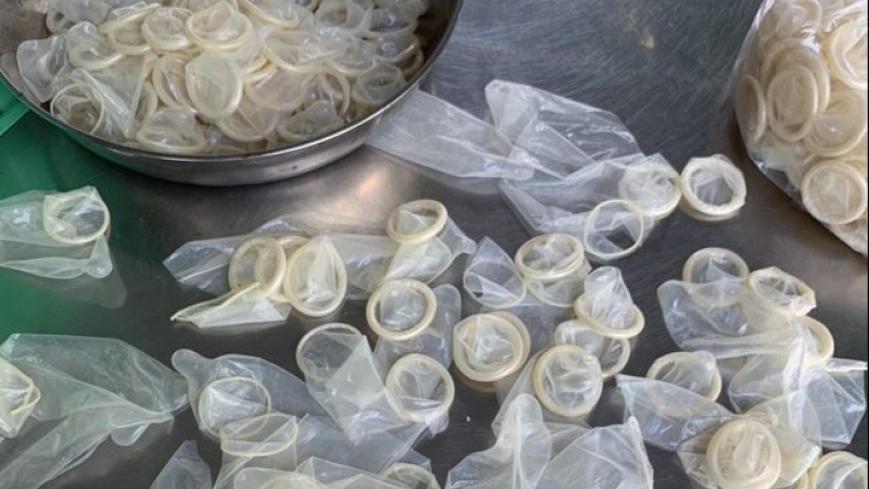 Una fábrica lavaba preservativos usados para revenderlos