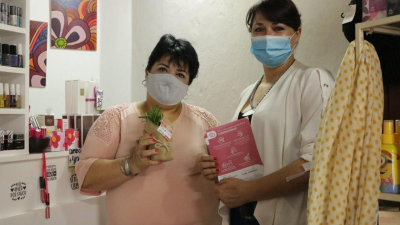 Magda Ayala entregó presentes a las madres comerciantes de la ciudad de Barranqueras.
