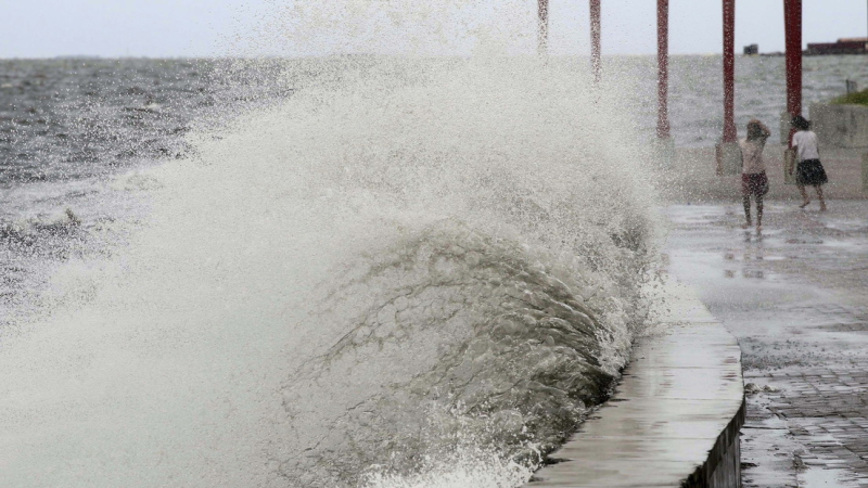 La tormenta tropical "más fuerte de la Tierra" se convierte en tifón y avanza hacia Filipinas