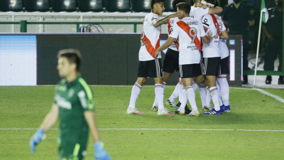 River le sacó el invicto a Banfield y lo alcanzó en la punta