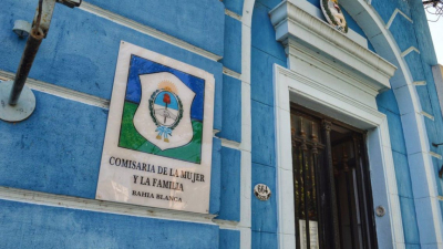 Adoptó a dos hermanitos africanos y ahora los abandonó en una comisaría