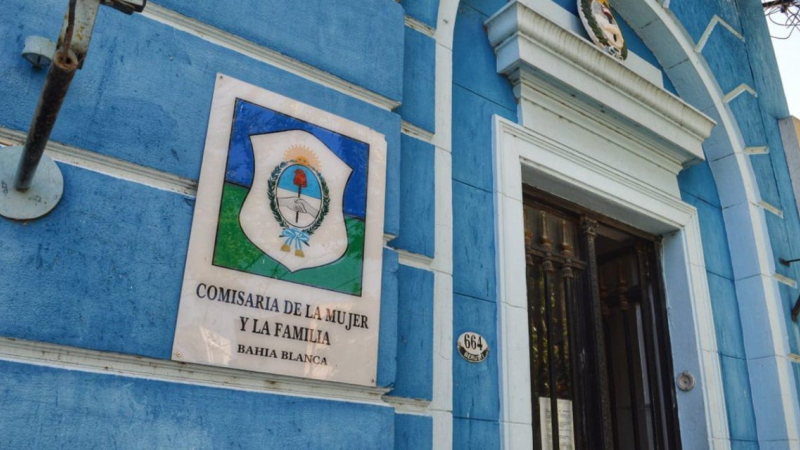 Adoptó a dos hermanitos africanos y ahora los abandonó en una comisaría