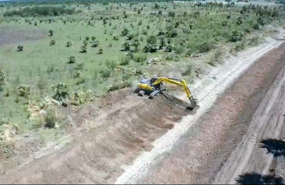 El canal Río Muerto-Las Colonias, a plena tarea de mantenimiento