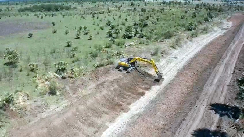 El canal Río Muerto-Las Colonias, a plena tarea de mantenimiento