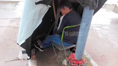Charata: una mujer se encadenó en Desarrollo Social por la tenencia de cuatro hijos