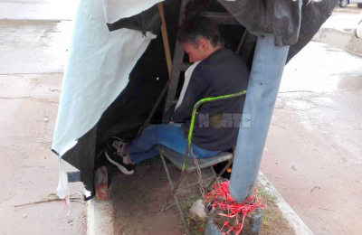 Charata: una mujer se encadenó en Desarrollo Social por la tenencia de cuatro hijos