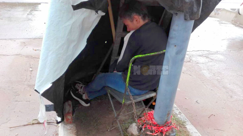 Charata: una mujer se encadenó en Desarrollo Social por la tenencia de cuatro hijos