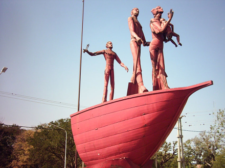 Escultura_Homenaje_Inmigran.jpg