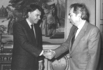 Samuel Aides saluda al presidente del gobierno español Felipe González (1985) .jpg
