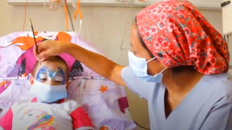 Conmovedor: enfermeras maquillan a niños con quemaduras para estimular su recuperación