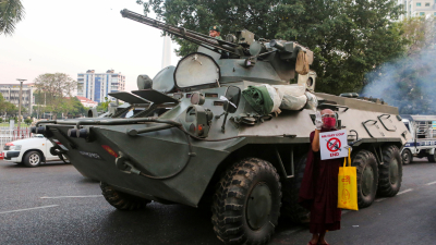 Myanmar: crecen las protestas y los militares sacan los tanques a las calles