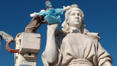 Con la intervención artística en el Monumento a la Constitución se cierra el ciclo de títeres en esculturas en Barranqueras
