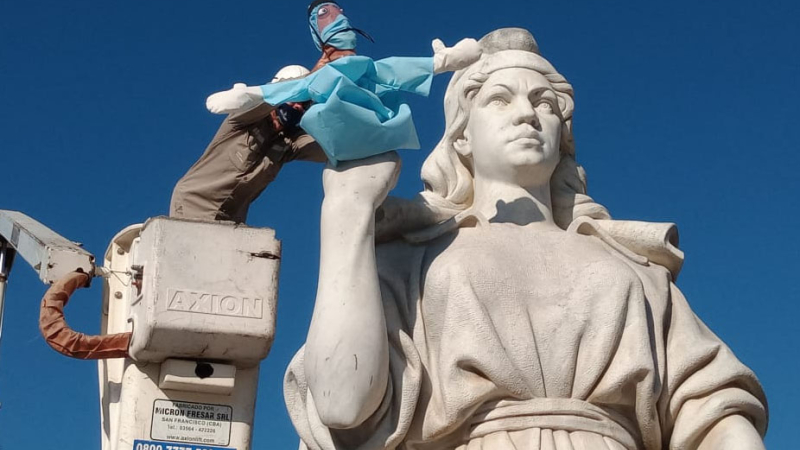 Con la intervención artística en el Monumento a la Constitución se cierra el ciclo de títeres en esculturas en Barranqueras