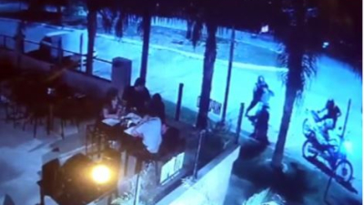 Denuncian a un policía por golpear a un delivery