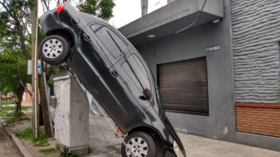Lanús: una inexplicable maniobra de estacionamiento sorprendió a los vecinos