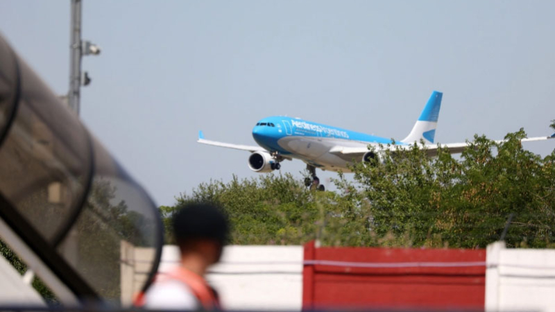 Partió el avión de Aerolíneas que traerá 908 mil dosis de la vacuna Sinopharm