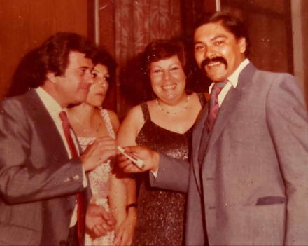 Sus padres, Daniel Larrea y Lidia Catterino junto a Fermín Fierro, autor del rasguido doble, Mi Serenata.jpeg