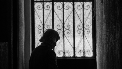 Abuelitos 'toman' redes sociales y con carteles mandan mensajes a jóvenes desde asilo