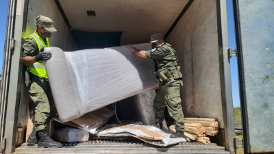Ocultaban en sillones 62 kilos de marihuana