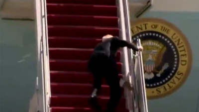 Biden tropezó al subir al Air Force One