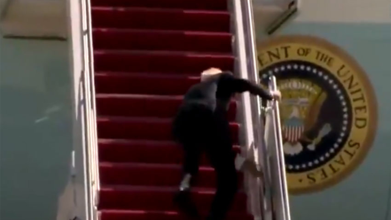 Biden tropezó al subir al Air Force One