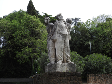 ESCULTURA CONMEMORATIVA.jpg