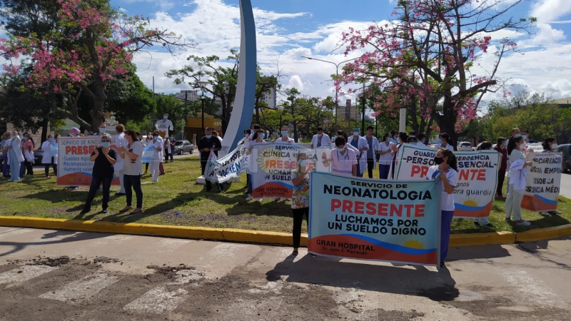 Profesionales de la salud se movilizaron y advierten:“Somos esenciales pero nos tratan como descartables"