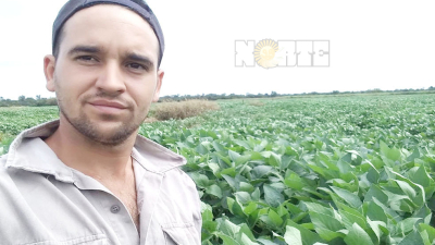 Un profesor de Educación Física, arriba de una cosechadora, apostando por el campo