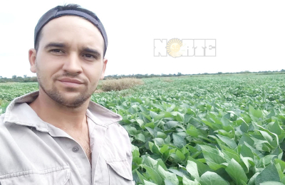 Un profesor de Educación Física, arriba de una cosechadora, apostando por el campo