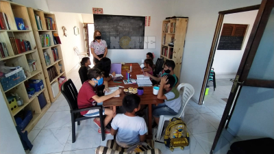 Ayudan a chicos en edad escolar con clases de apoyo y les dan la merienda