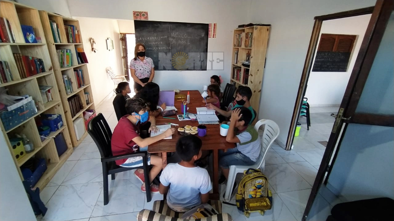 Ayudan a chicos en edad escolar con clases de apoyo y les dan la merienda