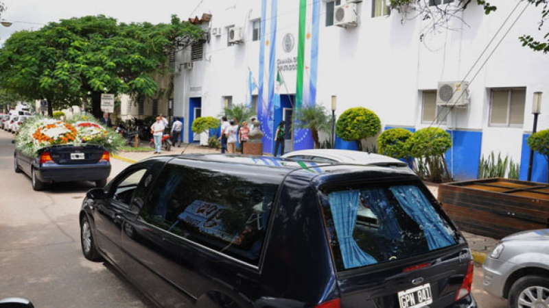 Cocherías amenazan con no retirar cuerpos si no inmunizan a trabajadores