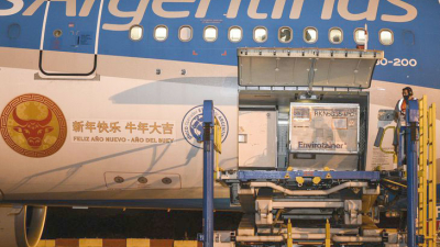 Llegaron otras 384 mil vacunas Sinopham en un vuelo de Aerolíneas
