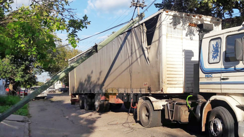 Preocupación por los camiones que arrastran cables aéreos en Resistencia
